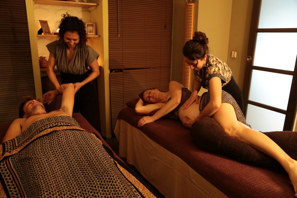 Massage duo prénatal pour femme enceinte en couple - Le Monde Sensible Montpellier