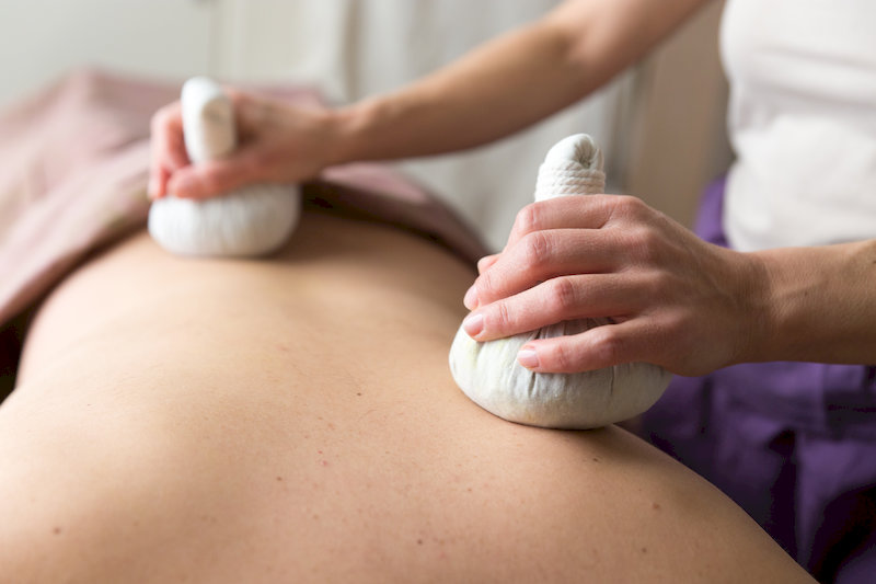 Massage ayurvédique aux pochons Kizhi sur le dos – Le Monde Sensible Montpellier